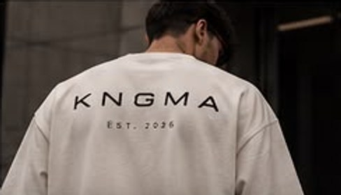 Achterkant van een ecru T-shirt met KNGMA-print