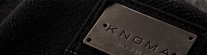 Metalen naamplaat met KNGMA op zwarte stof